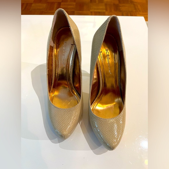 NWOT BCBG cream snake skin heels size 8.5 - Picture 2 of 4